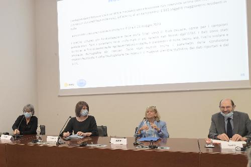 L'assessore regionale alla Ricerca Alessia Rosolen alla presentazione dell'indagine nazionale "Gli italiani e la tutela del mare e dell'ambiente" con Paola Del Negro, direttore Ogs, Maria Cristina Pedicchio, cda di Ogs e Maurizio Pessato, Swg